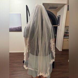 Elegant White Lace Bridal Veil